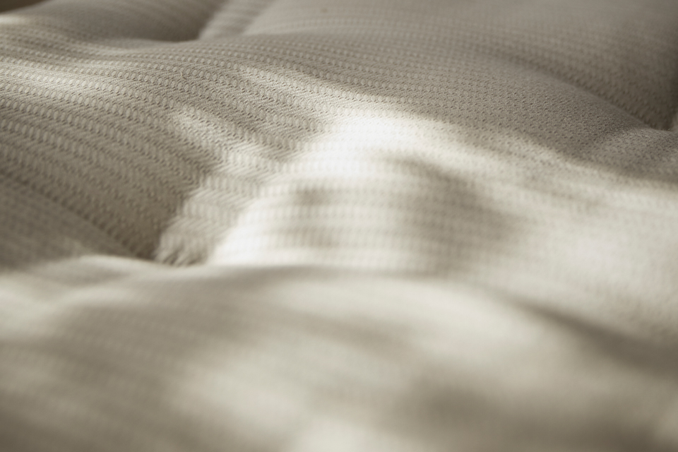 Relativ dunkles Bild mit einem Ausschnitt einer Naturmatratze