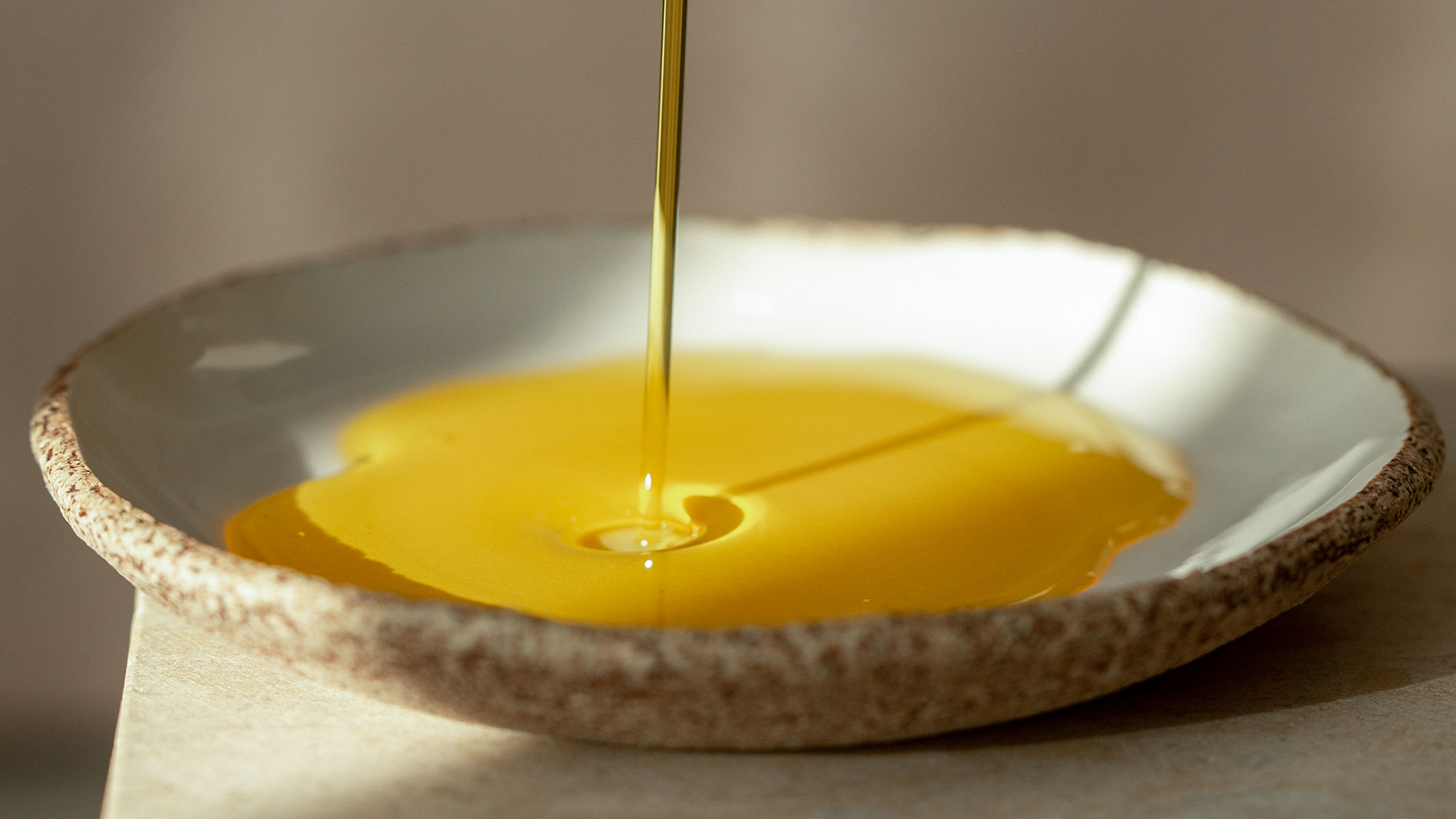 Öl wird in eine Keramikschale gegossen
