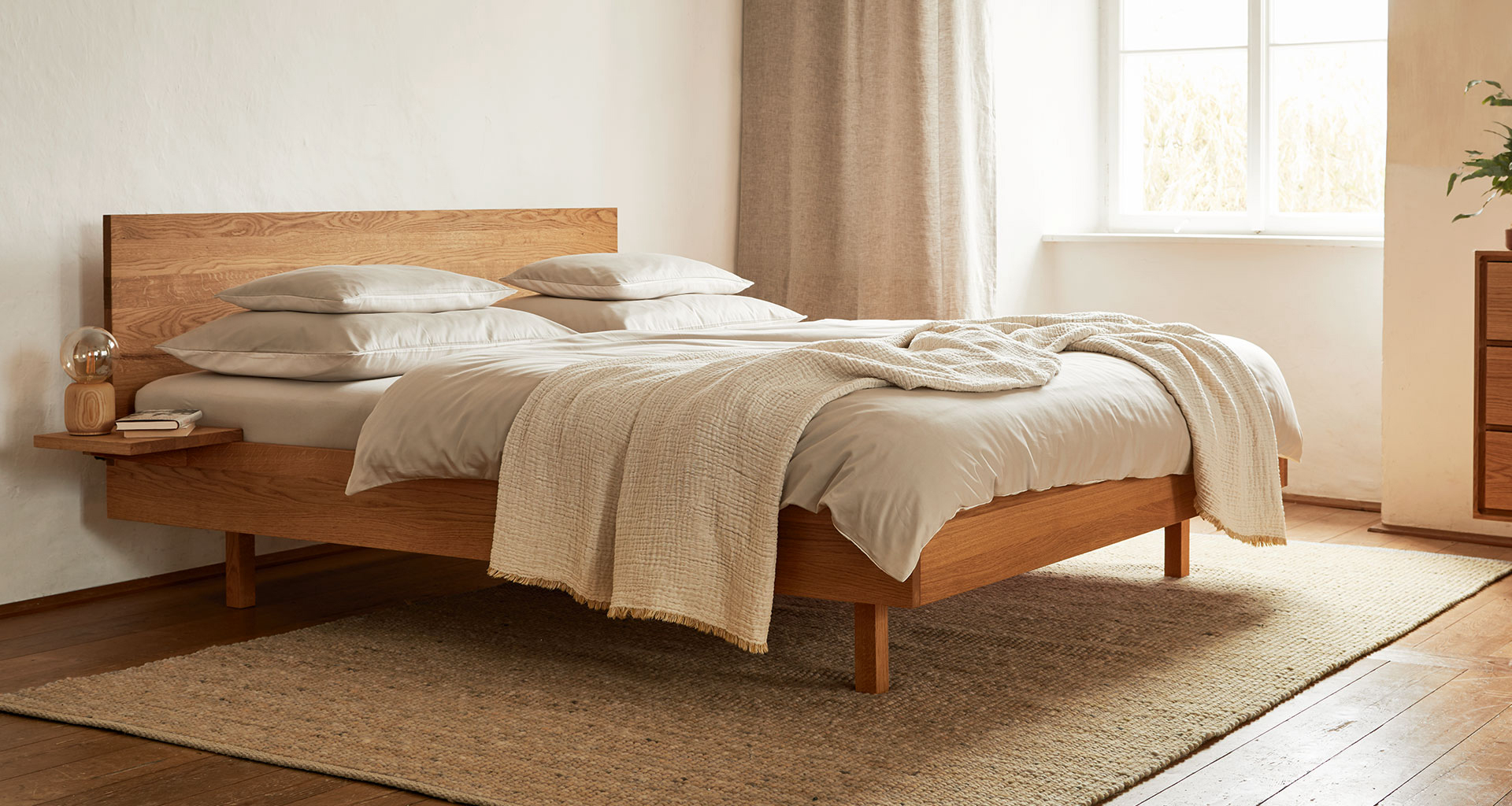 Massivholz Doppelbett im Schlafzimmer