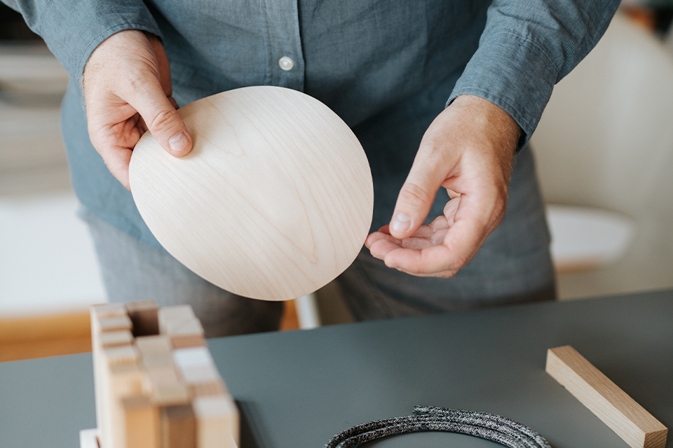 Produktdesigner Johannes Scherr beim angreifen von Musterstücken