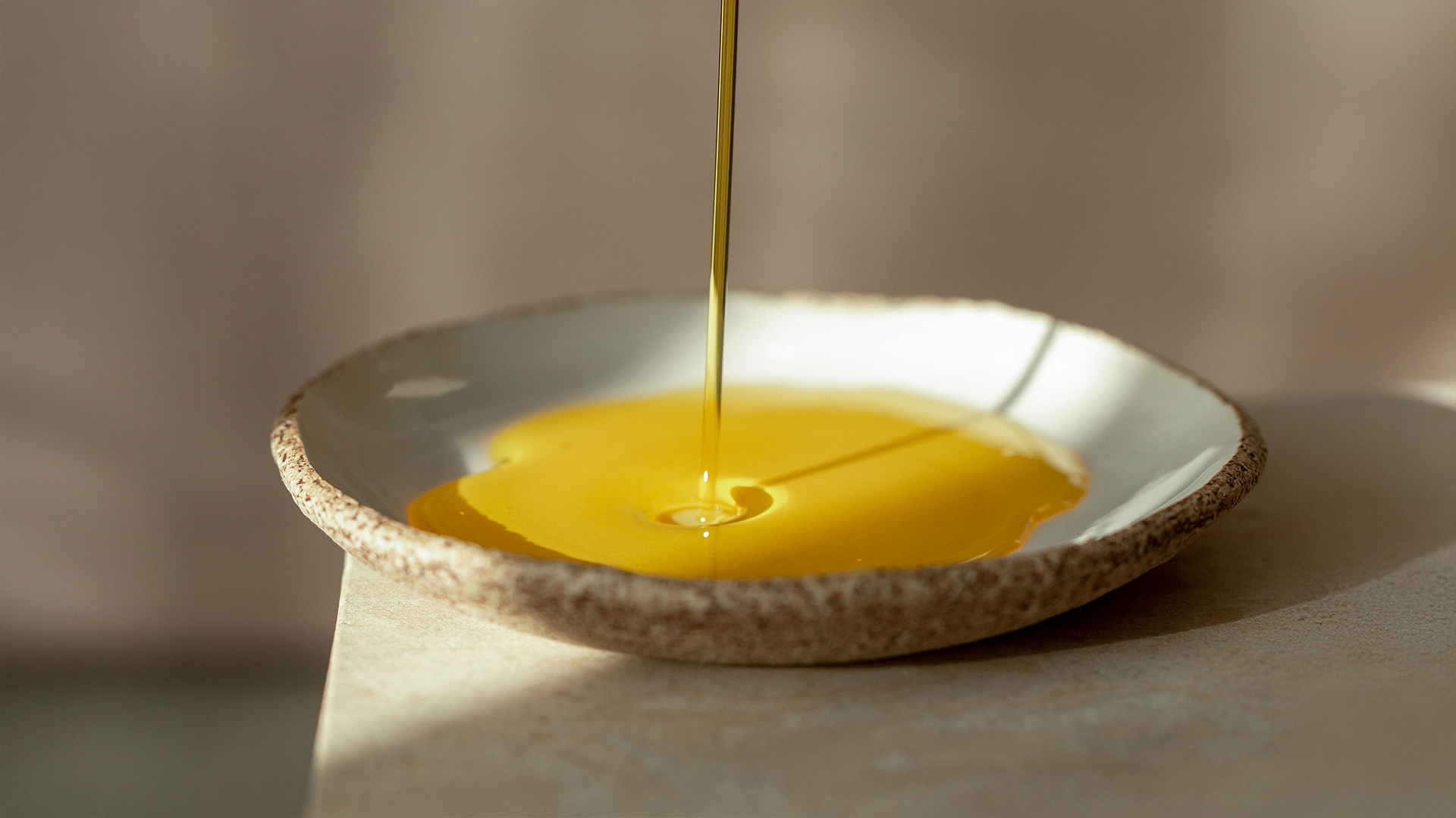 Öl wird in eine Keramikschale gegossen