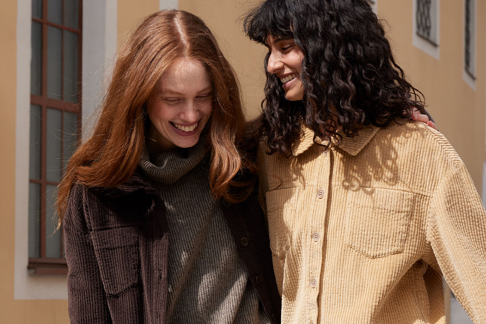 Zwei Frauen in stilvollen, modernen Herbstoutfits