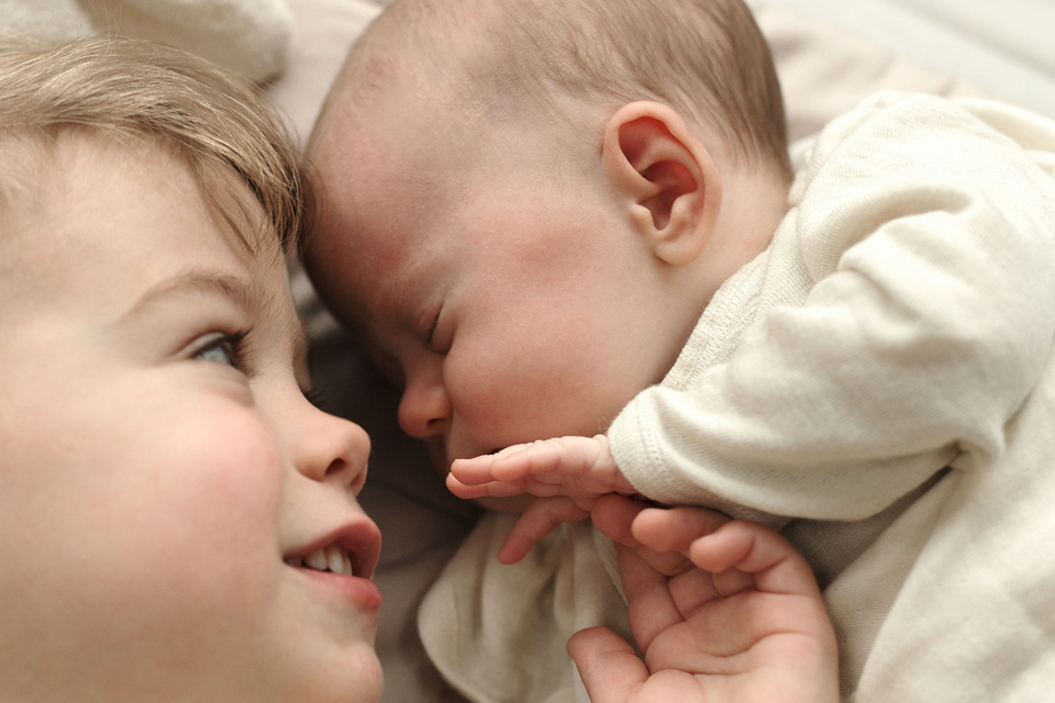 schlafendes Baby und Kleinkind nebeneinander liegend