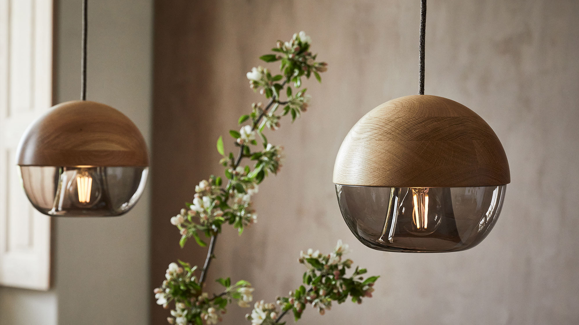 Moderne Hängeleuchten vor Fenster mit natürlichem Tageslicht