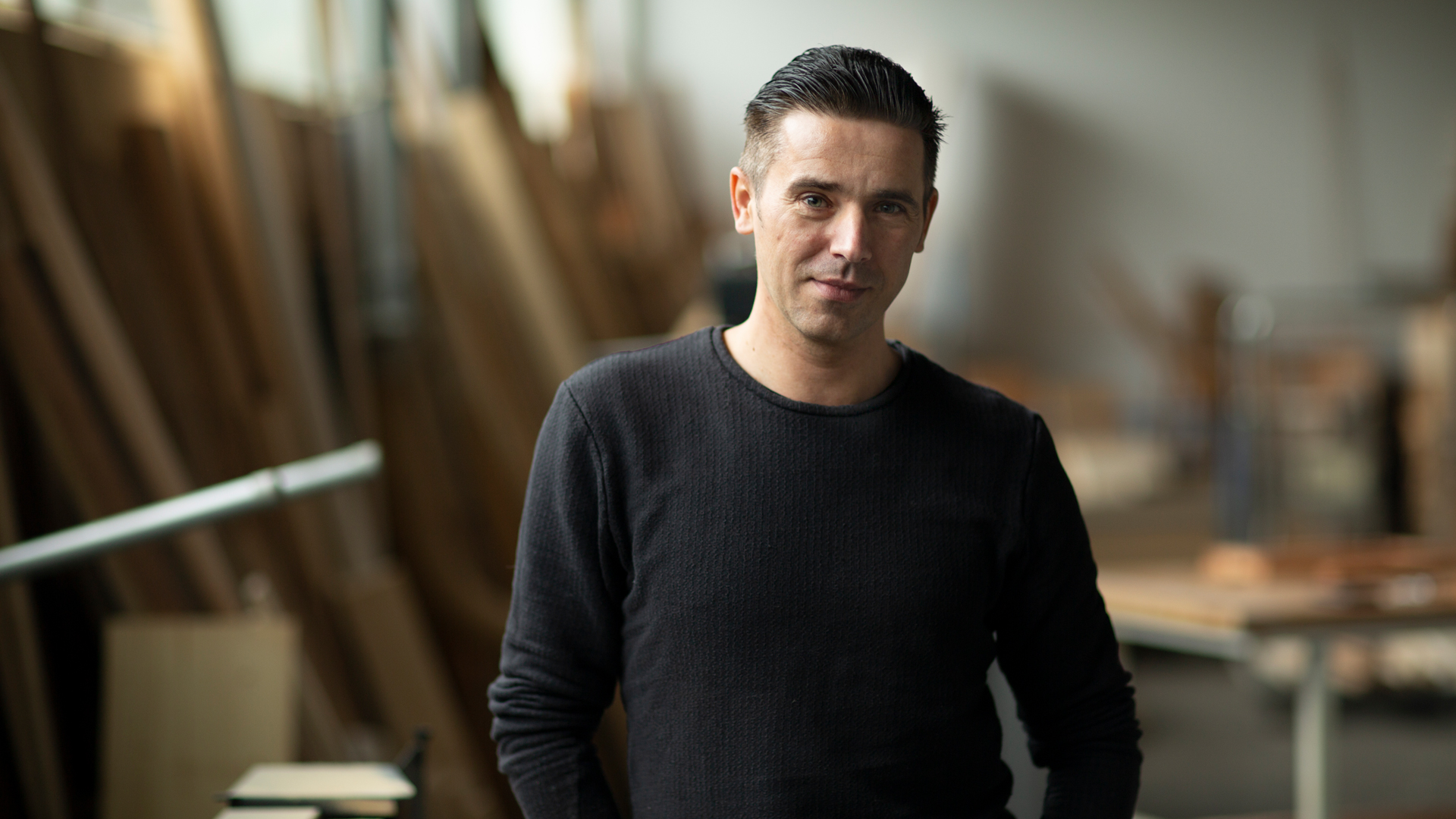 Alexander Stüger in der Möbelwerkstatt