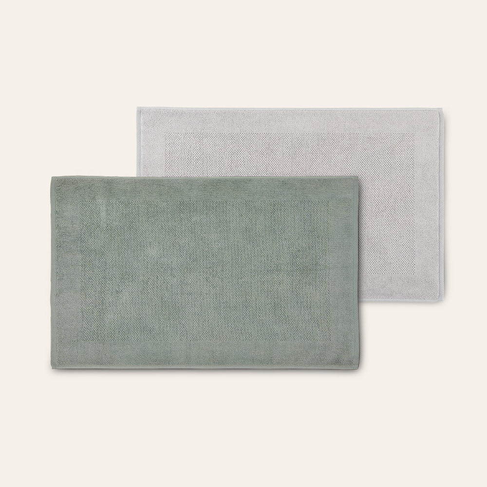 Färbige Badematten auf weißem Hintergrund