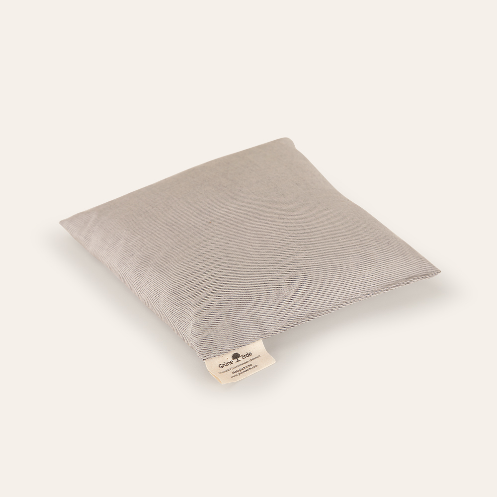 Graues Duftkissen auf weißem Hintergrund