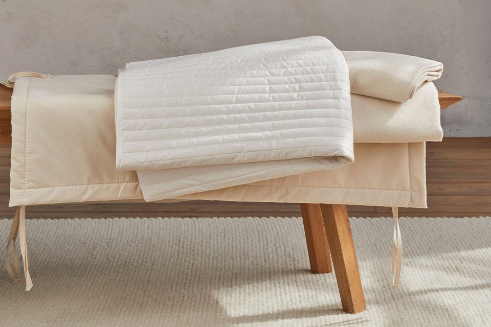 Ökologische Auflagen gestapelt auf einer Holzbank