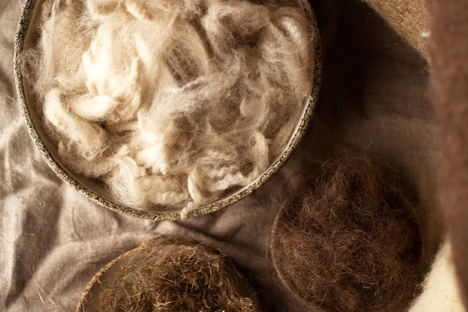Natürliche Materialien wie Wolle und Fasern für nachhaltige Möbel und Wohnaccessoires
