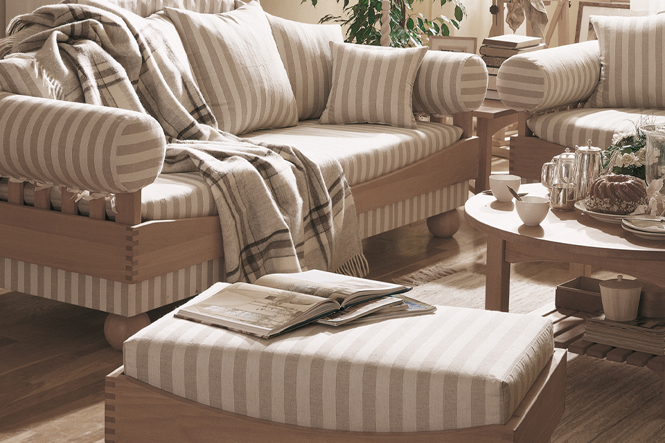 Wohnzimmermöbel mit beigem Streifendesign