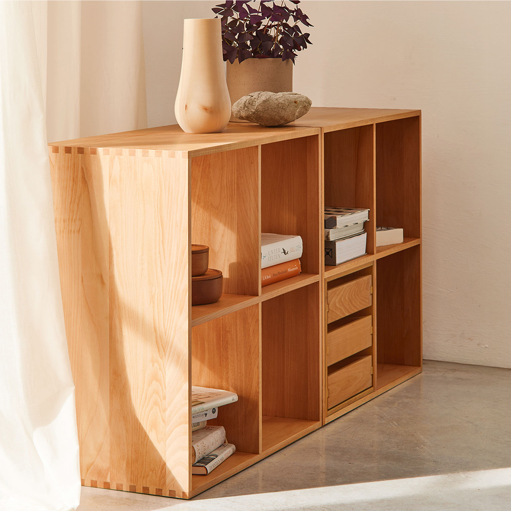 Regal Yunit Pur mit Holzvasen und Dekoration