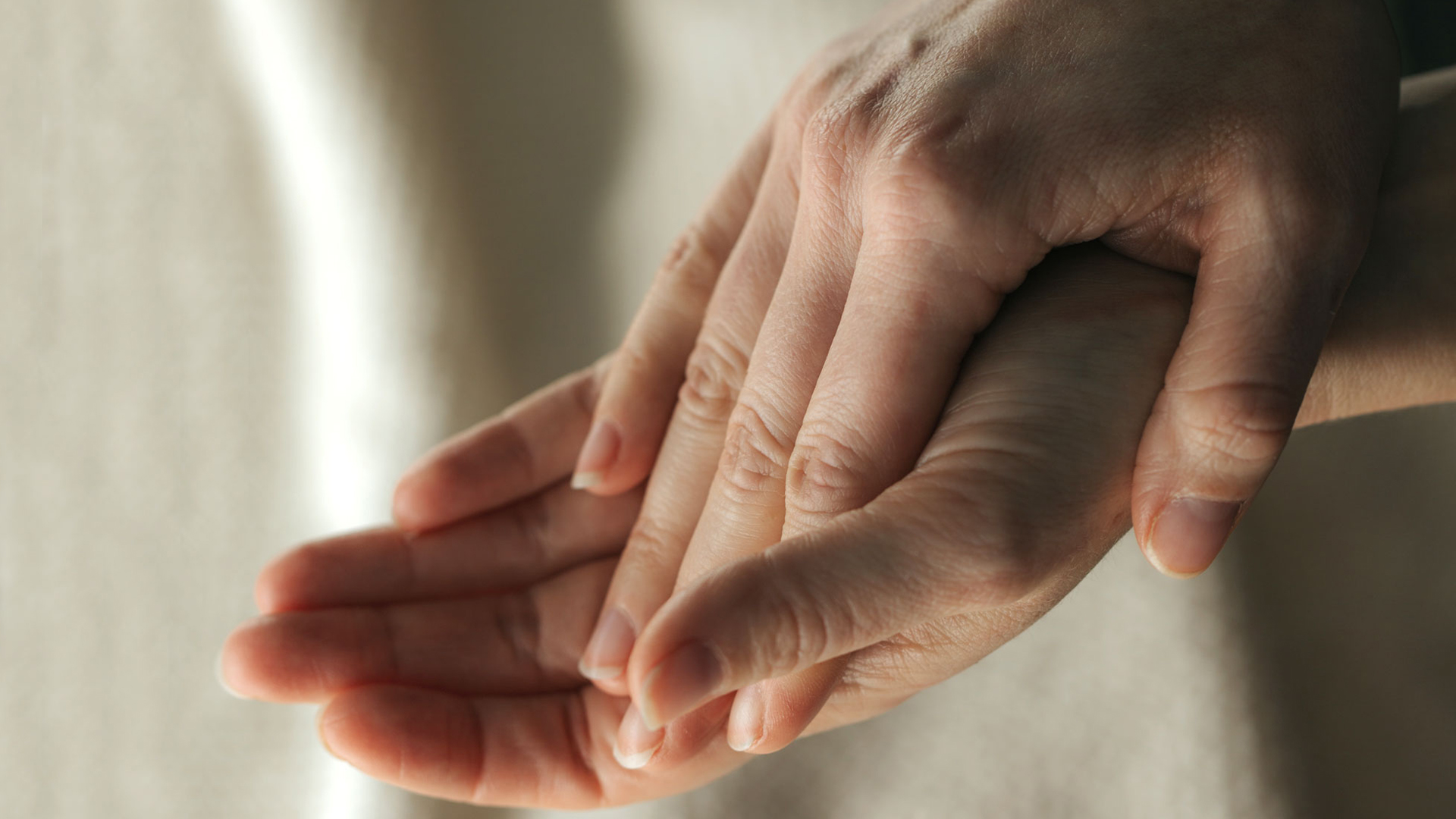 Zwei Hände halten sich