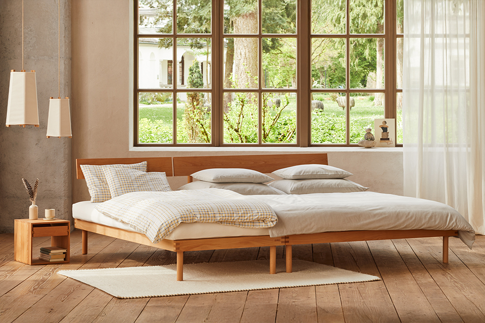 Familienbett Jukai Pur vor einem großen Fenster