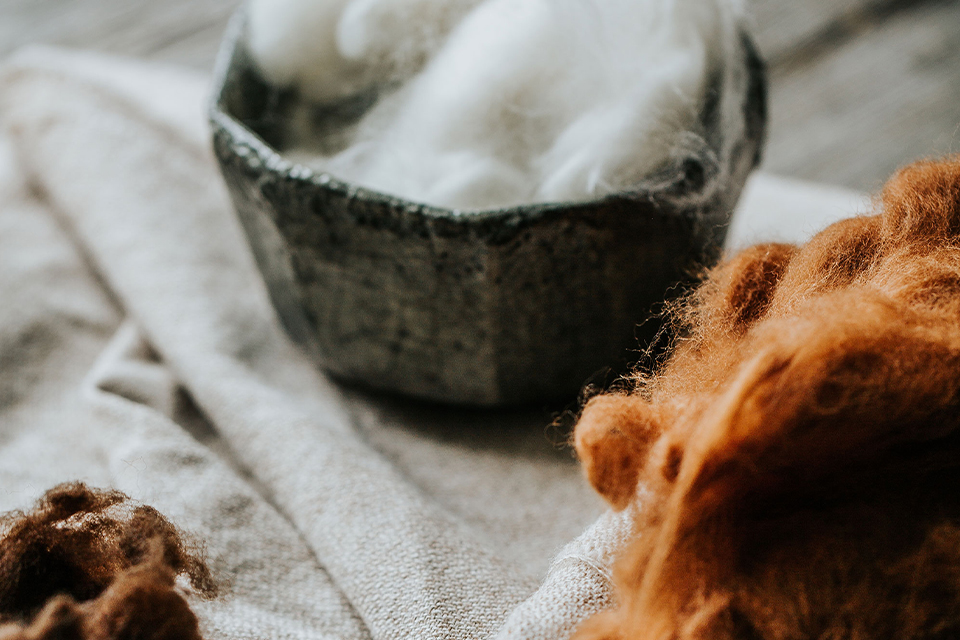 Verschiedene Naturmaterialien in Keramikschüsseln