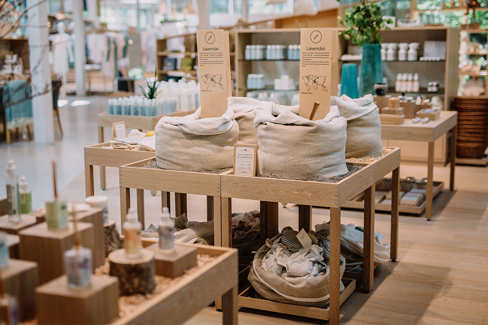 Stilvoller Verkaufsraum mit Produkten aus natürlichen Materialien