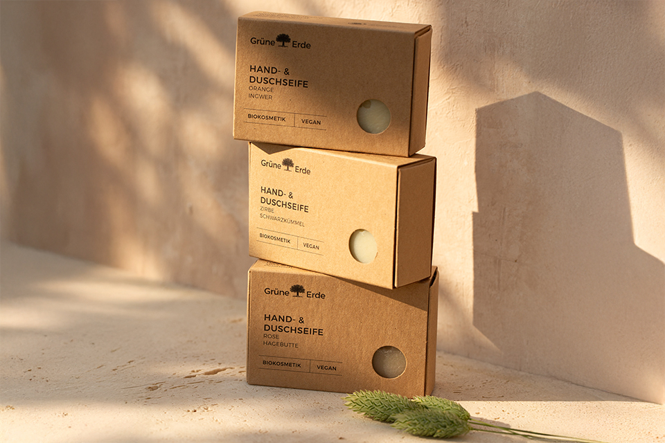 Drei Seifen aufeinander gestapelt mit natürlichem Licht einfall