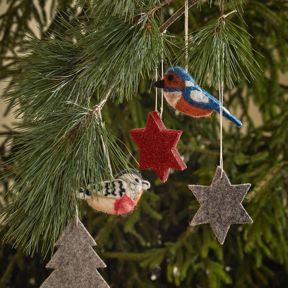 Filztiere hängen am Christbaum