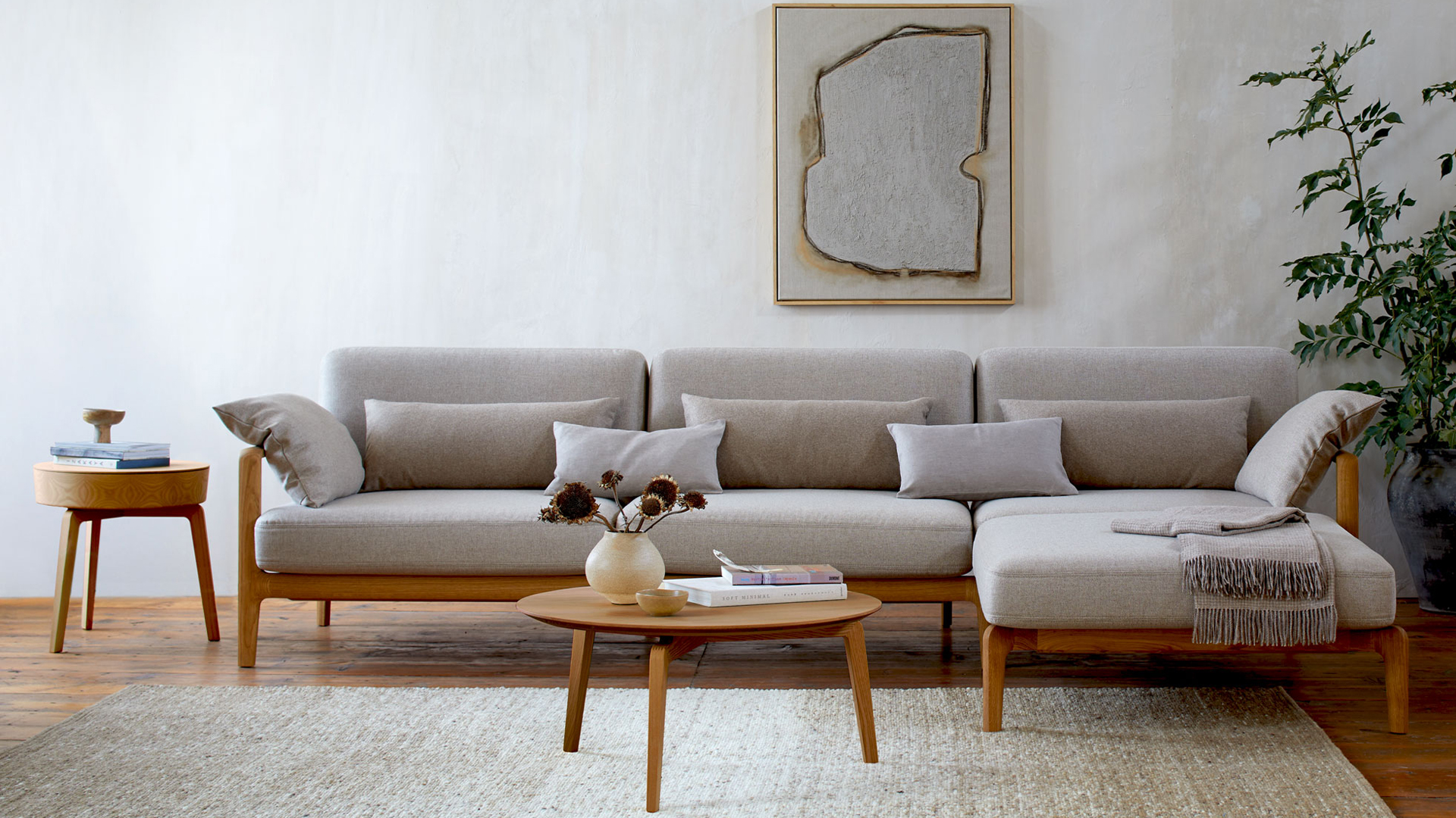 Lounge Sofa Linera mit Couchtisch und Beistelltisch im Wohnzimmer