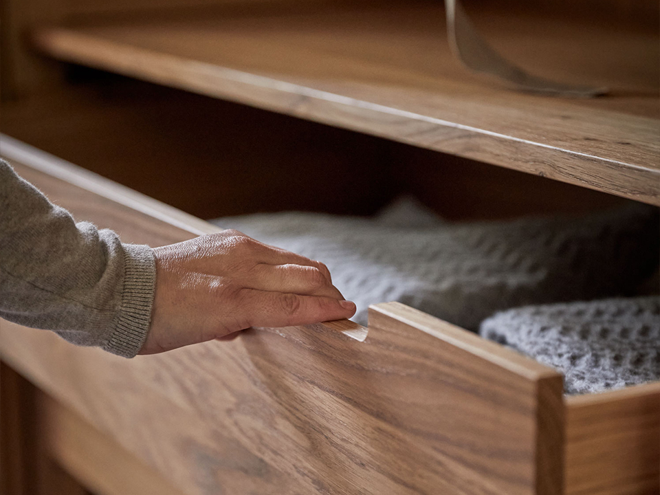 Hände beim ausziehen einer Schublade