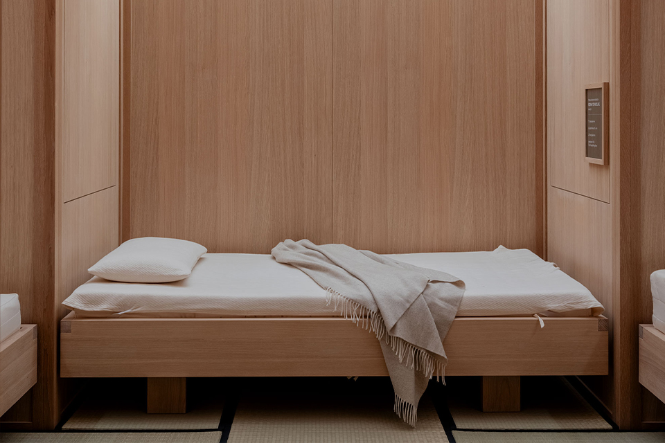 Holzbett in einer Holzkabine zur Ansicht im Store