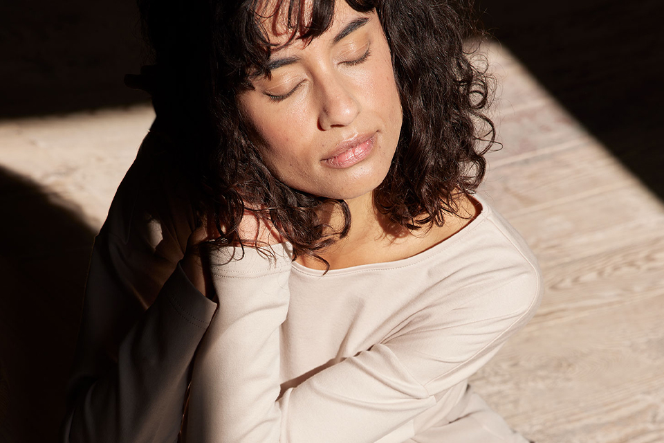 Portrait einer Frau die auf einem Polstermöbel entspannt