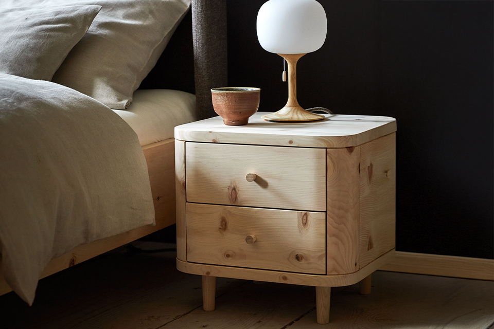 Massivholz Nachtkästchen in Zirbe im Schlafzimmer