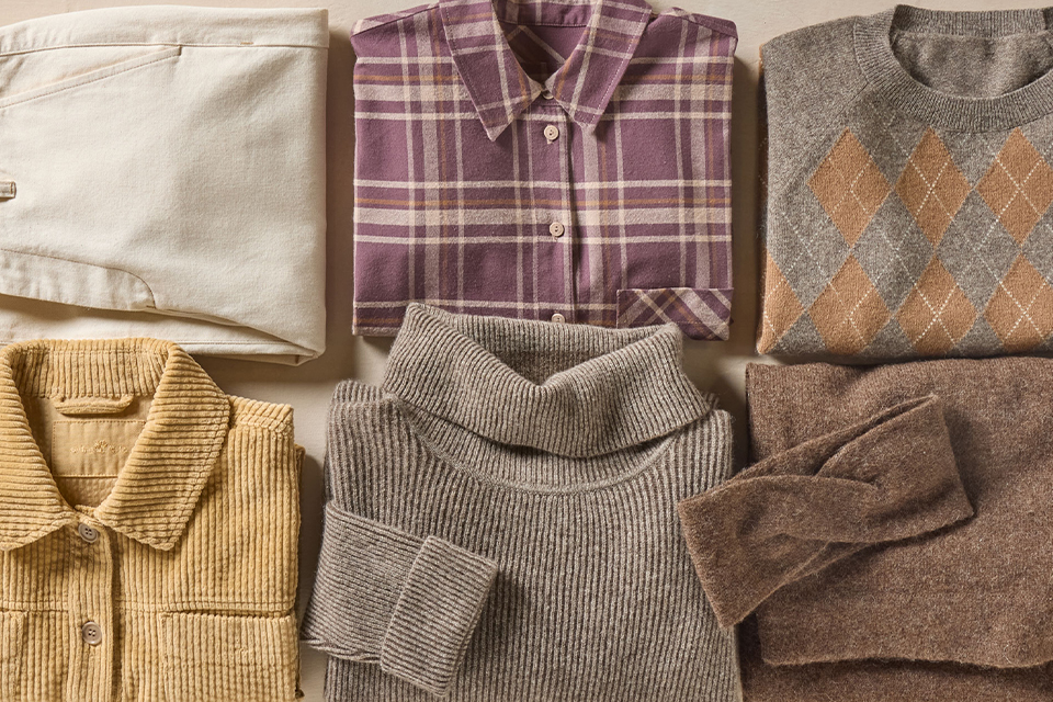 Gefaltete Kleidung aus natürlichen Materialien in neutralen Farbtönen