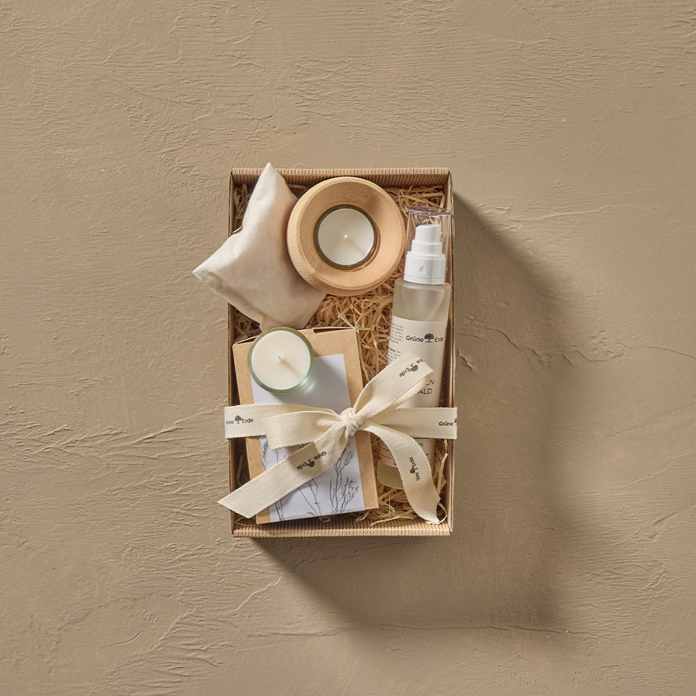 Geschenkbox Zirbenruhe auf weißem Hintergrund