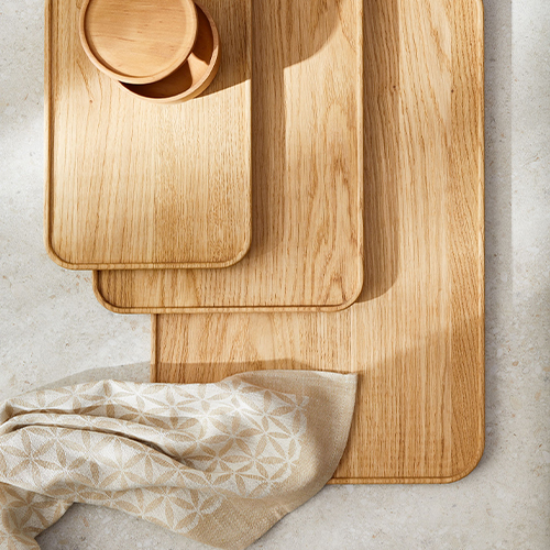 Holztabletts mit Geschirrtuch und Holzschale