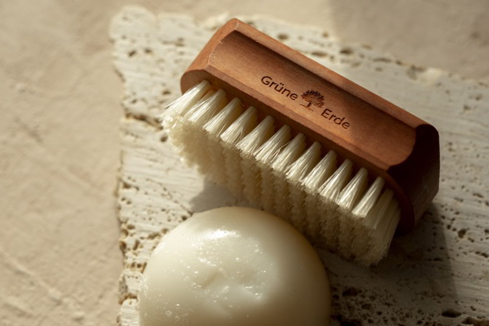 feste Seife und Bürstchen liegen nebeneinander