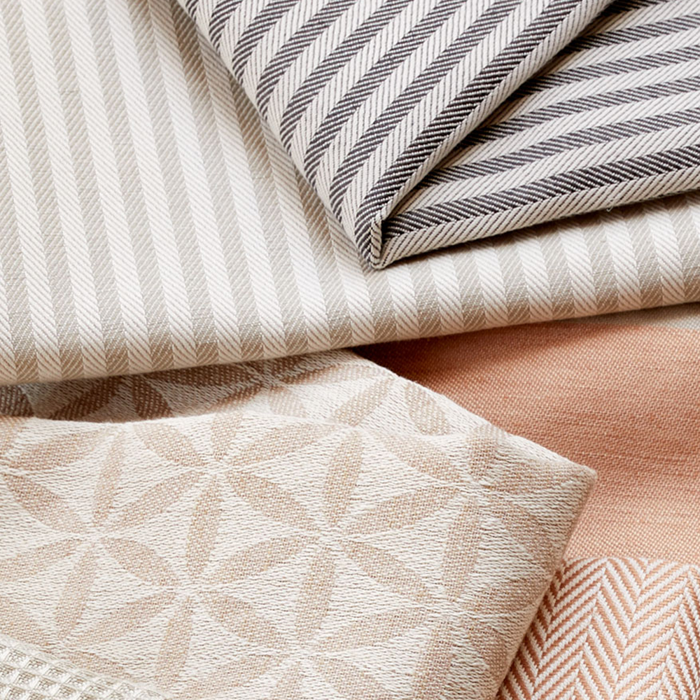 Verschiedenfarbige Geschirrtücher aufeinanderliegend