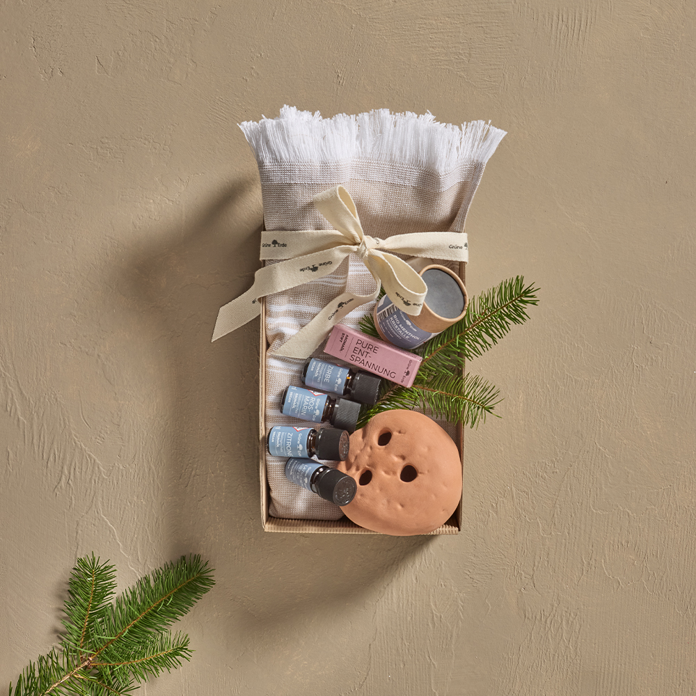 Geschenkbox Saunaauszeit auf beigem Hintergrund