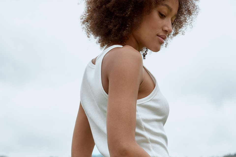 Frau mit kurzem Haar in einem hellen Top