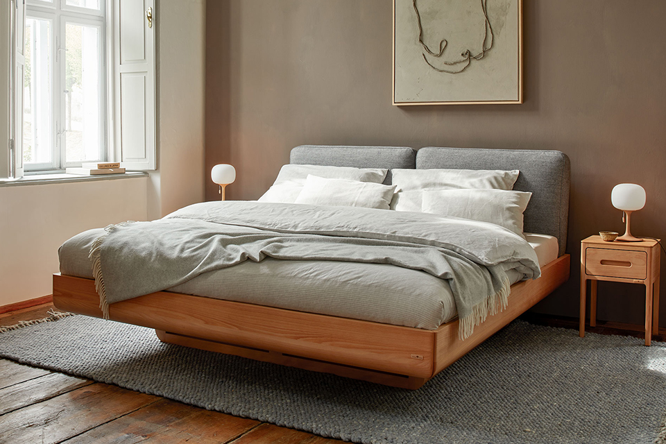 Bett Almara in Buche steht in lichtdurchflutendem Raum mit zwei Nachtkästchen