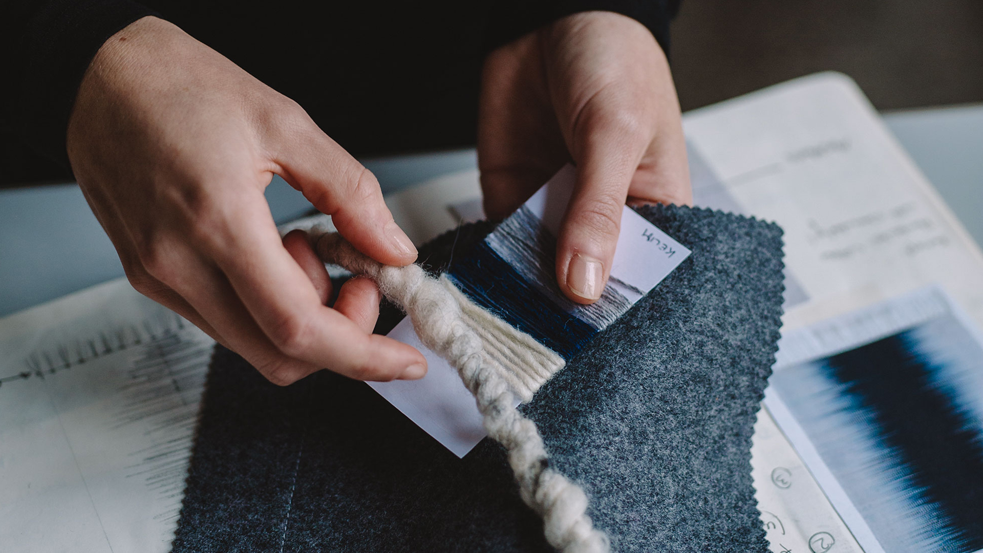 Hände halten Teppichmuster