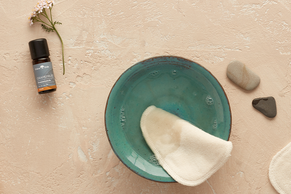 Abschminktuch liegt in einer Schale mit Wasser