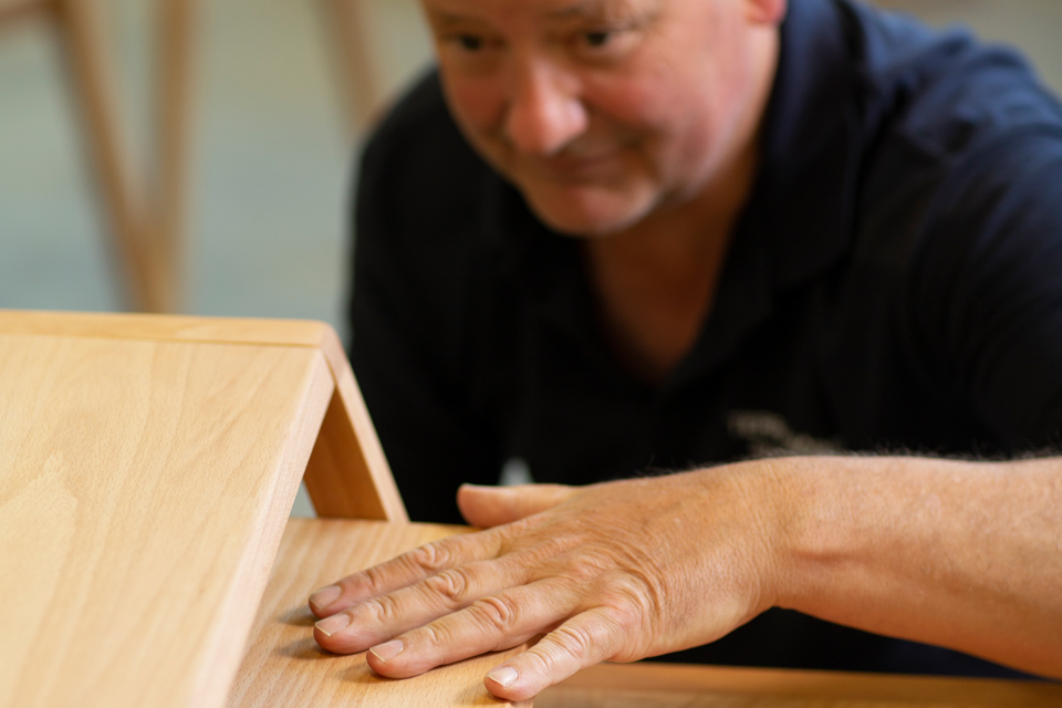 Ewald Hutter bei der Kontrolle eines Möbelstückes