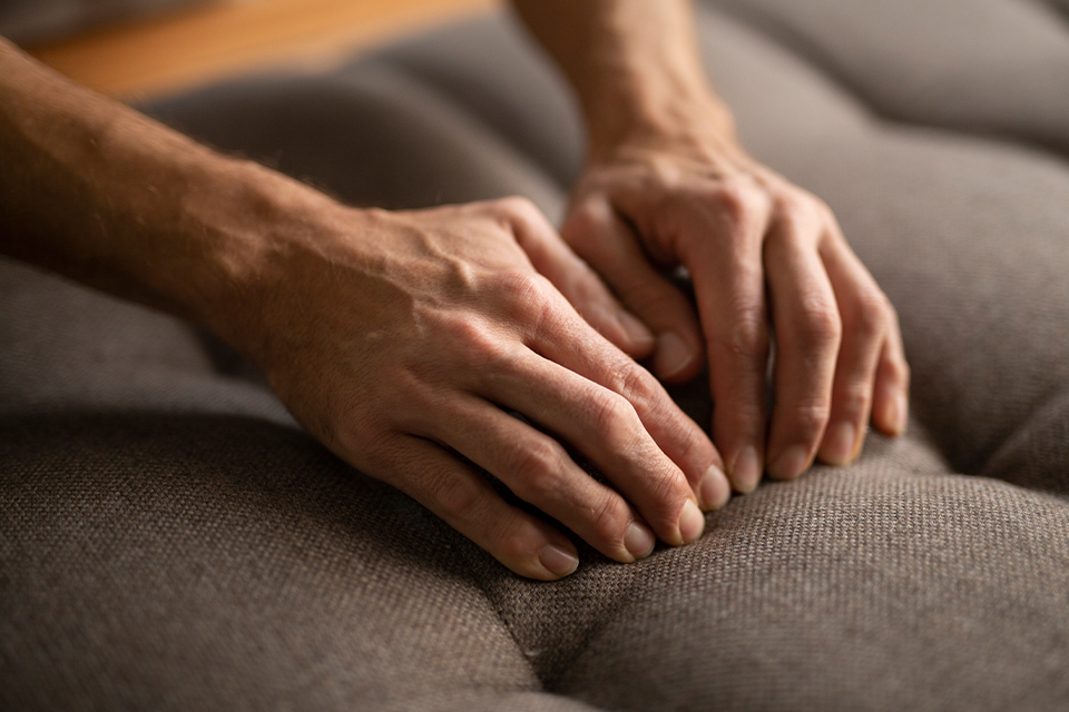 Hände prüfen sorgfältig den gepolsterten Stoff