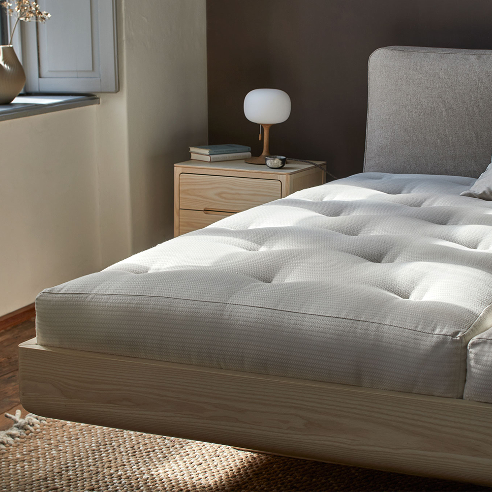 Matratze in Massivholzbett