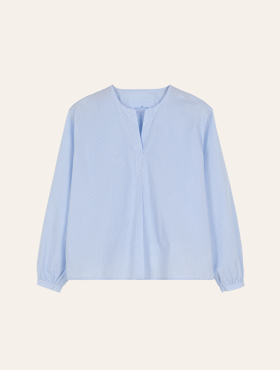 Blaue Langarmbluse vor weißem Hintergrund