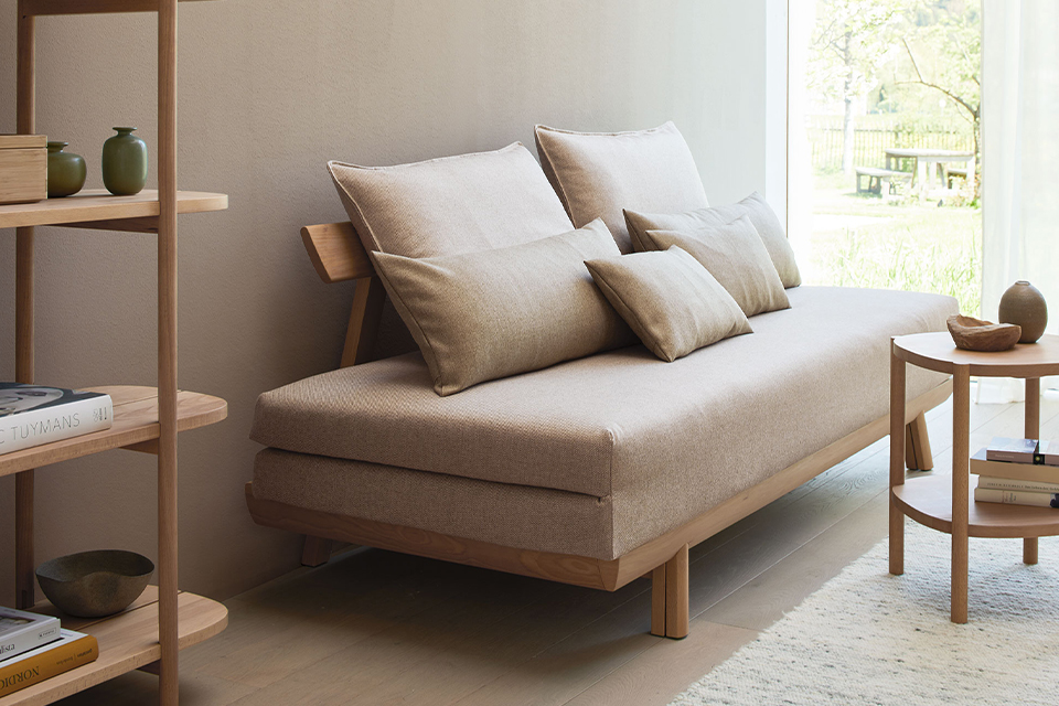 Heller Wohnbereich mit Tagesbett und natürlichen Materialien für ruhige Atmosphäre