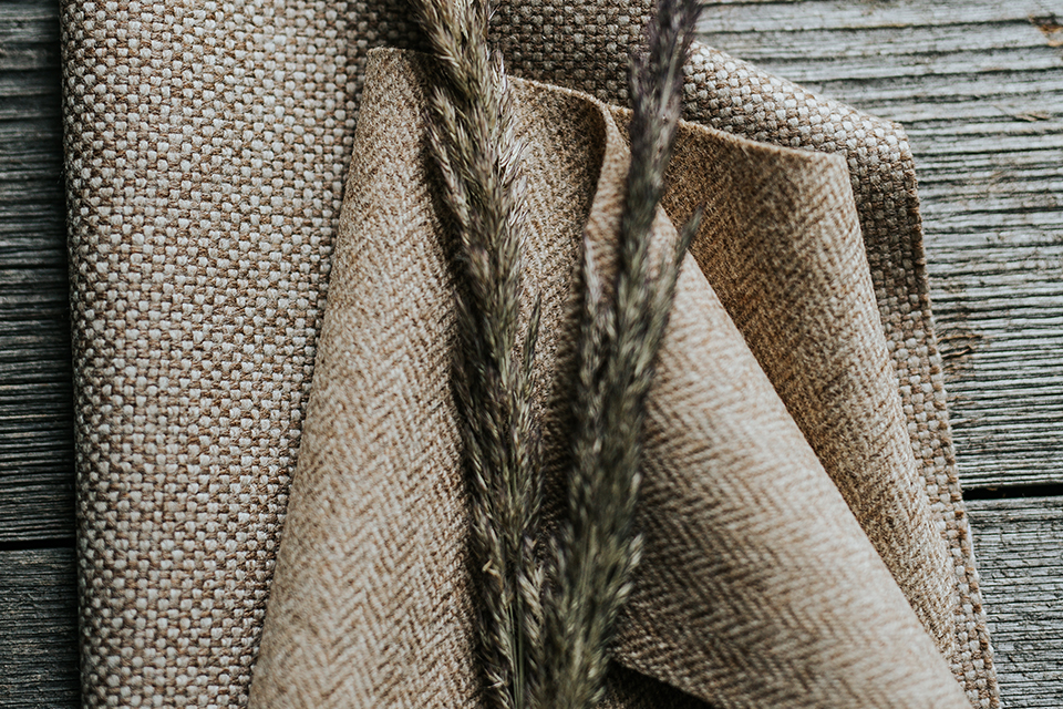 Gefaltete Möbelstoffe mit einer dekorativen Pflanze