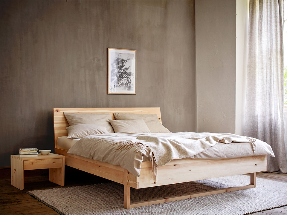 Massivholzbett Akato in Zirbe im Schlafzimmer