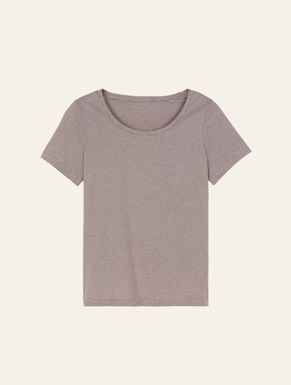 Beiges Schlafshirt auf weißem Hintergrund