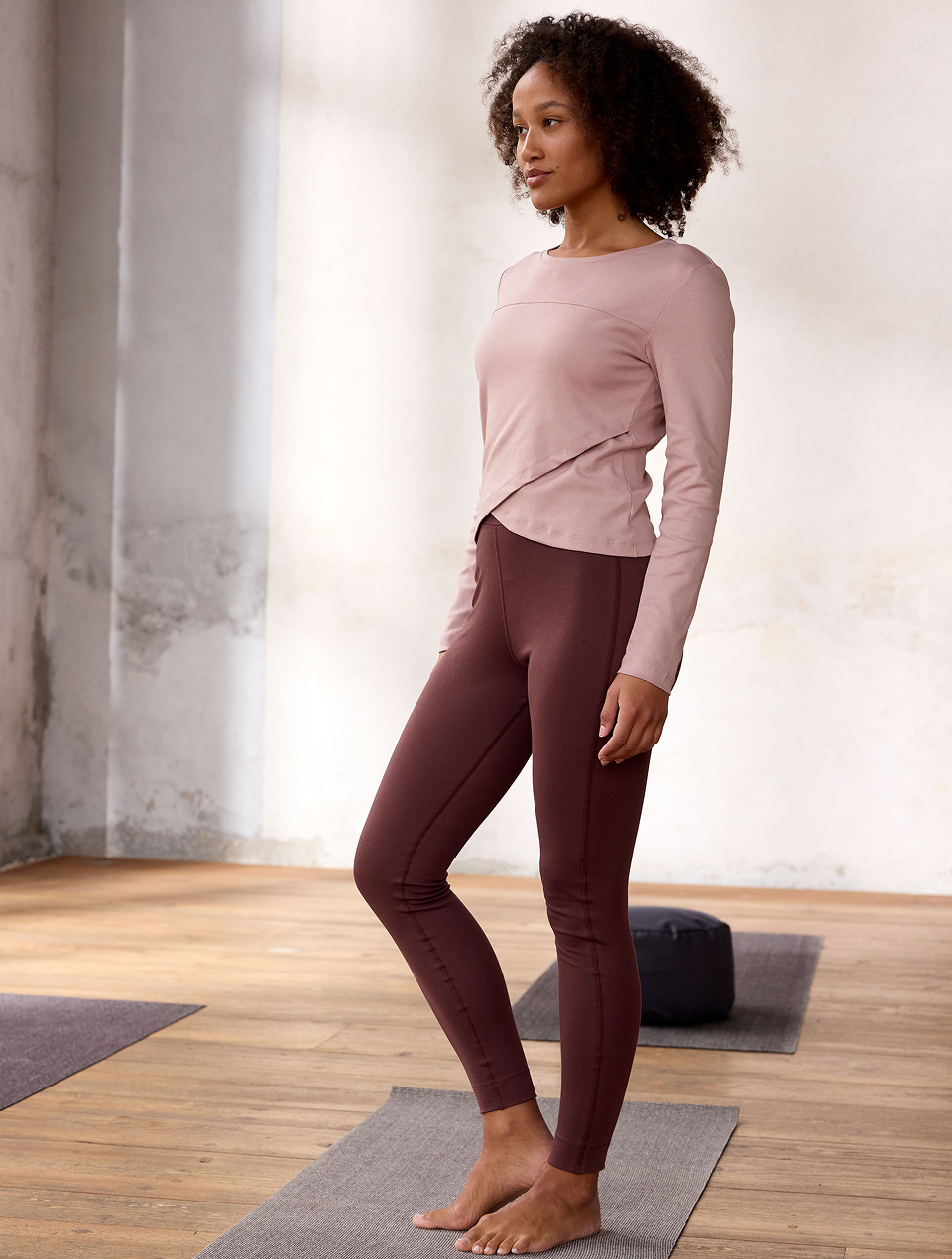 Frau trägt Leggings und Shirt