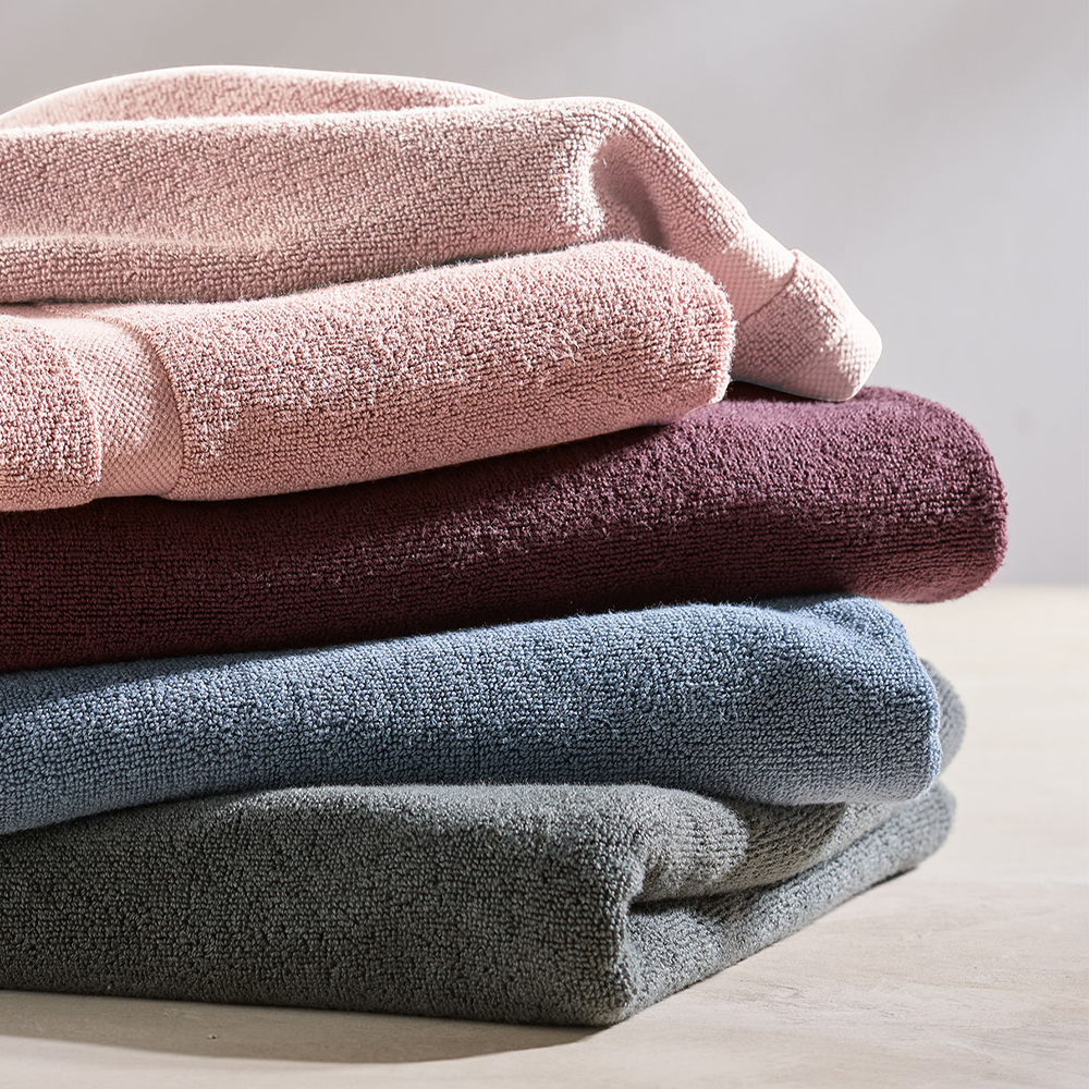 Handtücher in verschiedenen Farben auf einem Stapel