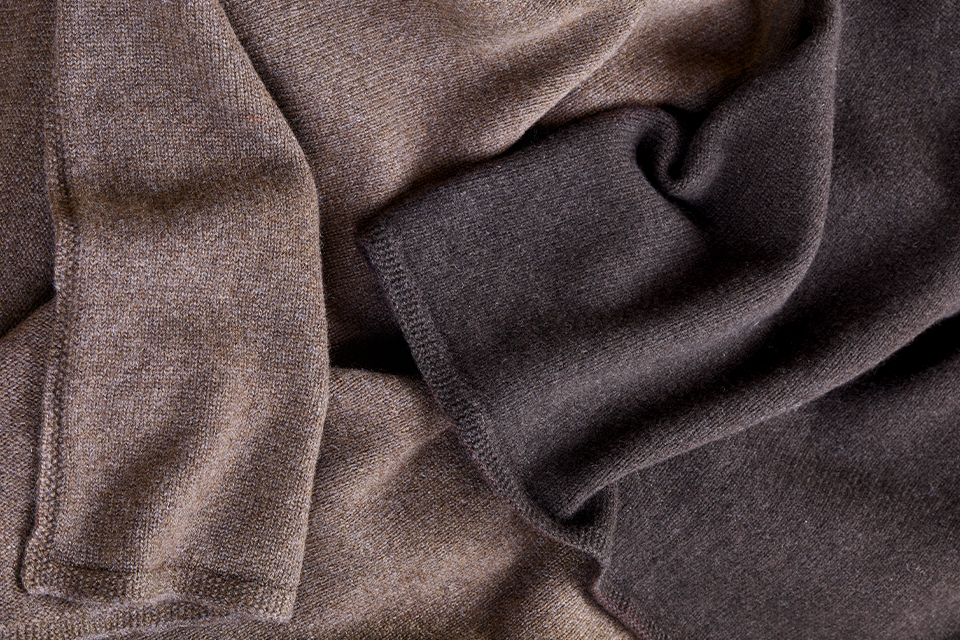 Zwei braune Kleidungsstücke aus Yak liegen aufeinander