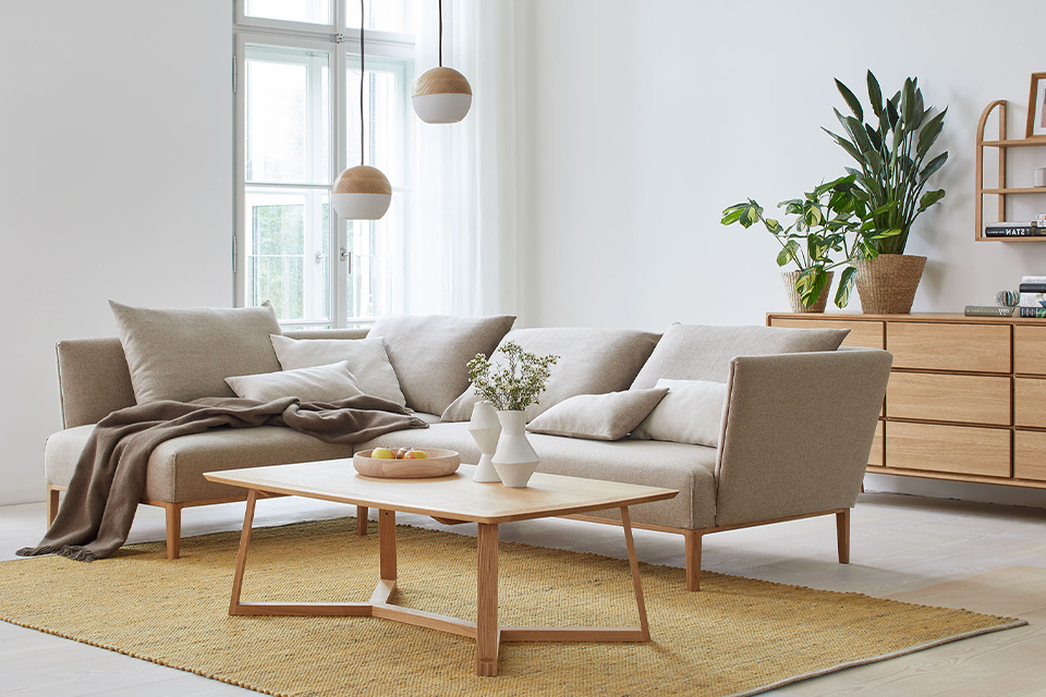 Ecksofa Lorea mit Couchtisch im Wohnzimmer