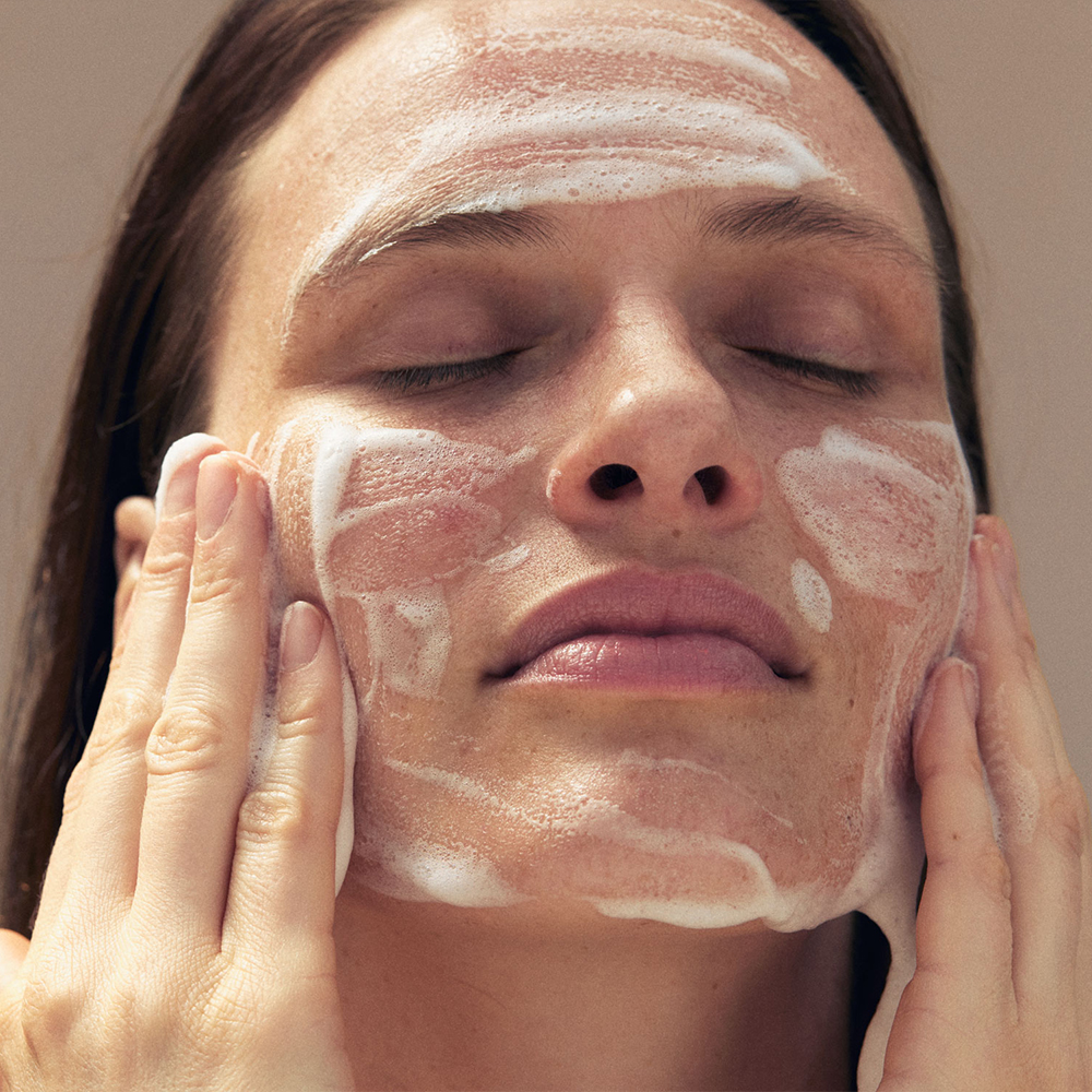 Drei Wildrose Hautpflegeflaschen mit Pumpspendern auf heller Oberfläche.