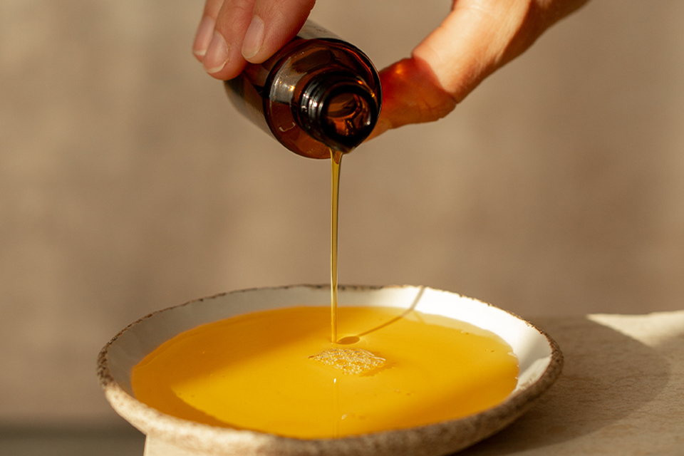 Öl wird in Schale gegossen natürliche